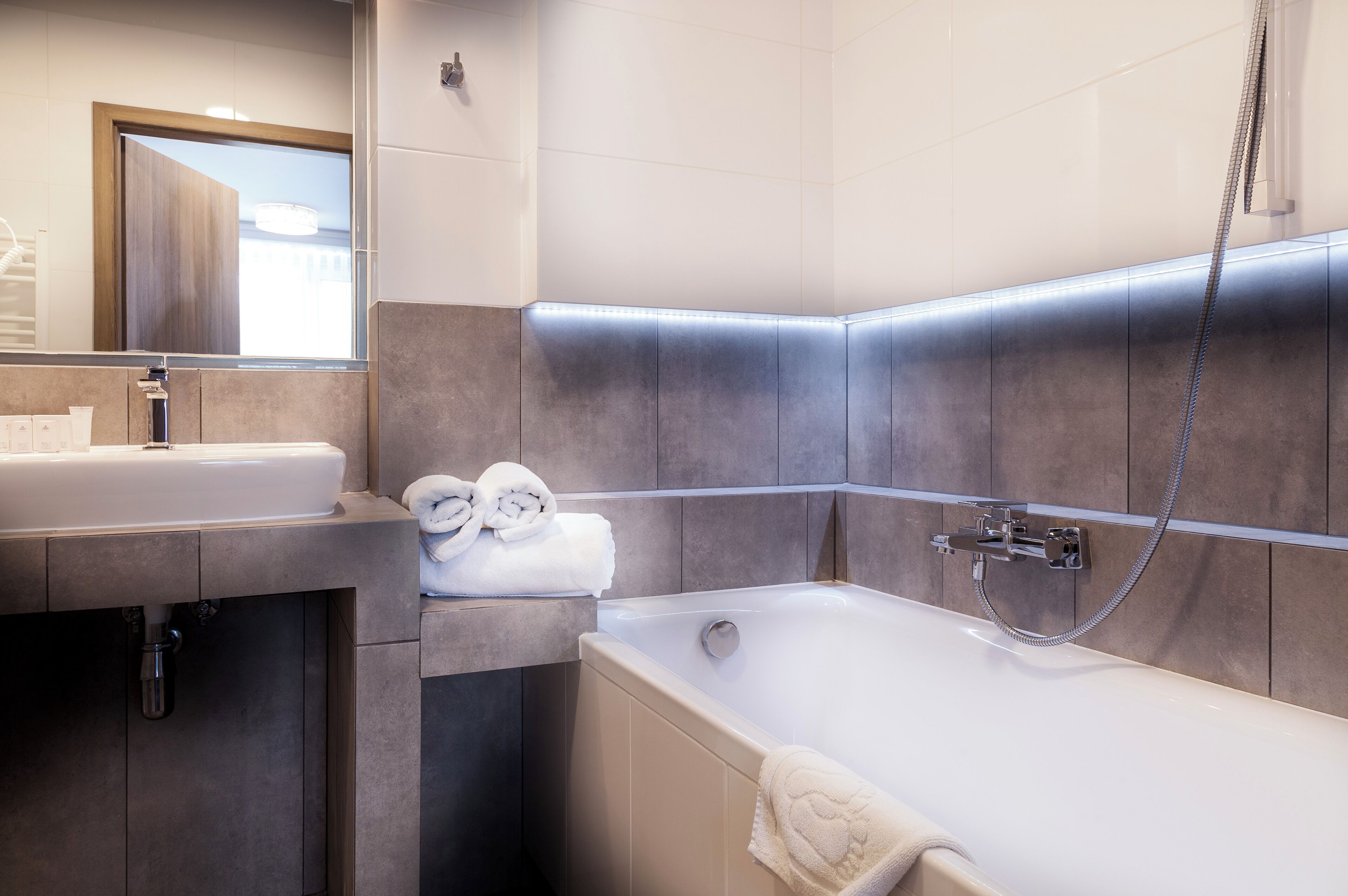 shower, rainfall showerhead, free toiletries, hair dryer