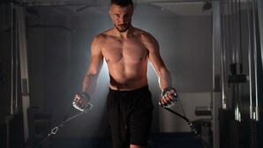 Eine Person trainiert mit Widerstandsbändern in einem Fitnessstudio.