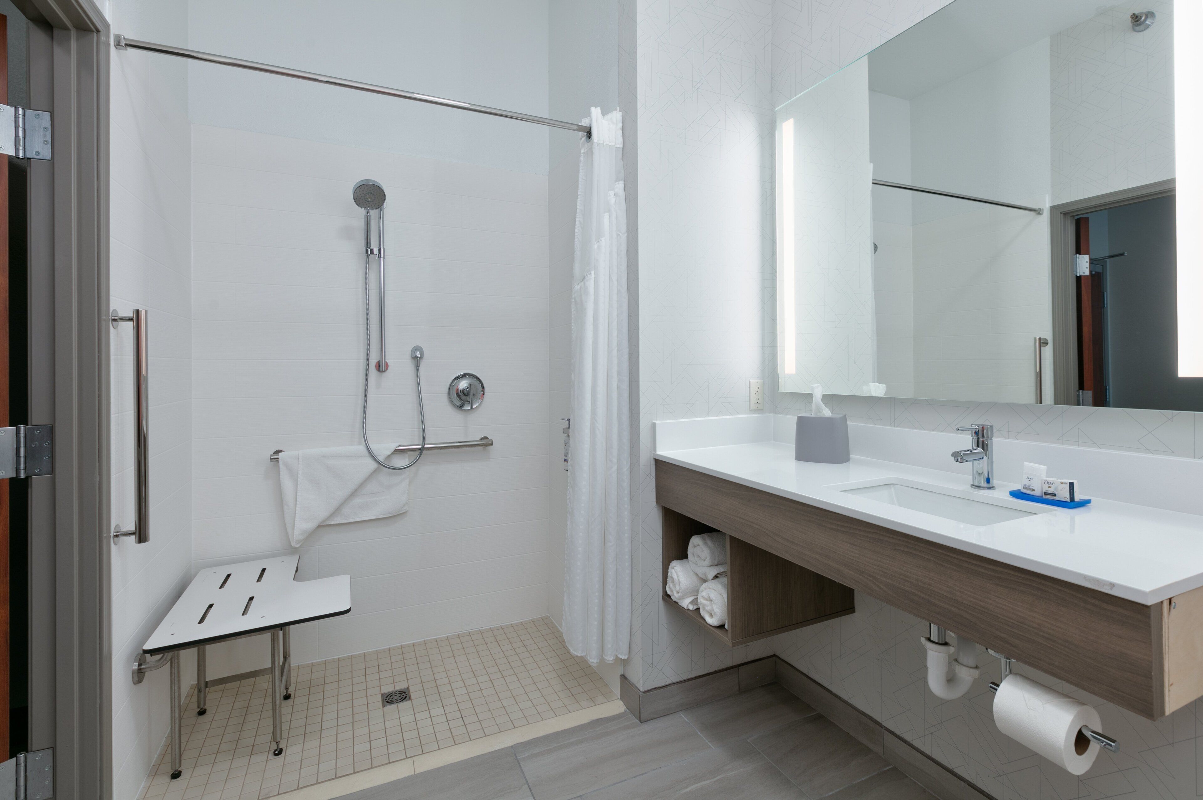standard room, 1 king bed, accessible (mobility, roll-in shower) | bathroom | combined shower/bathtub, hair dryer, towels
