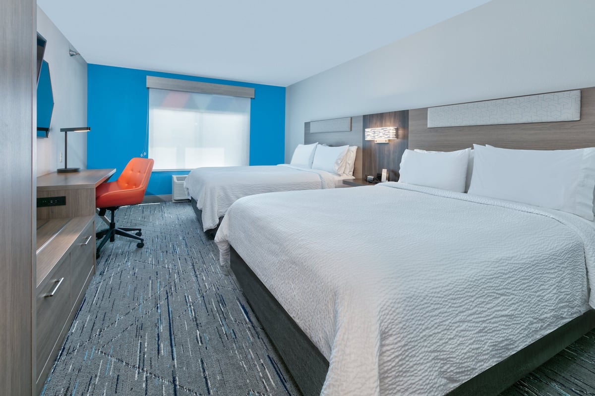 Standaard kamer, 2 queensize bedden | Een kluis op de kamer, een bureau, een laptopwerkplek
