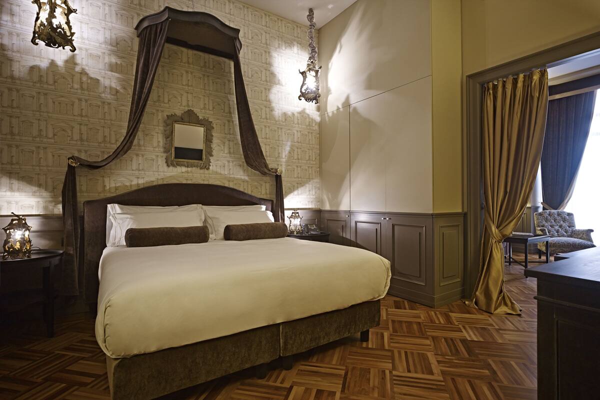 أغطية فراش متميزة وخزنة داخل الغرفة وبديكورات فريدة لكل غرفة