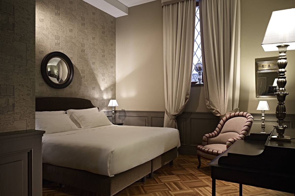 أغطية فراش متميزة وخزنة داخل الغرفة وبديكورات فريدة لكل غرفة