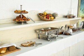 Free daily buffet breakfast - Ariadni Blue Hotel (Sithonia)