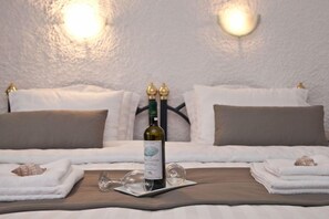 Chambre triple | Coffre-fort, bureau, accès au Wi-Fi (inclus), literie fournie