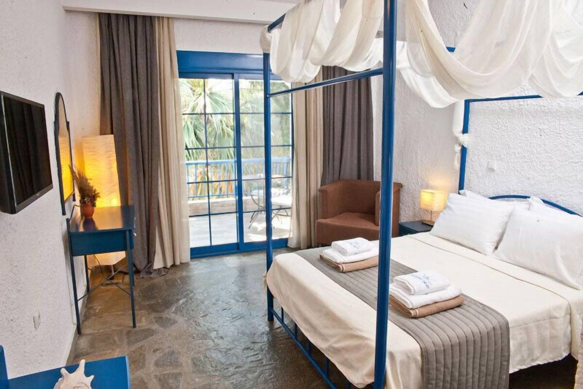 Habitación doble | Caja fuerte, escritorio, wifi gratis y ropa de cama