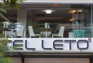 Un cartel de hotel con el nombre 'EL LENTO'.