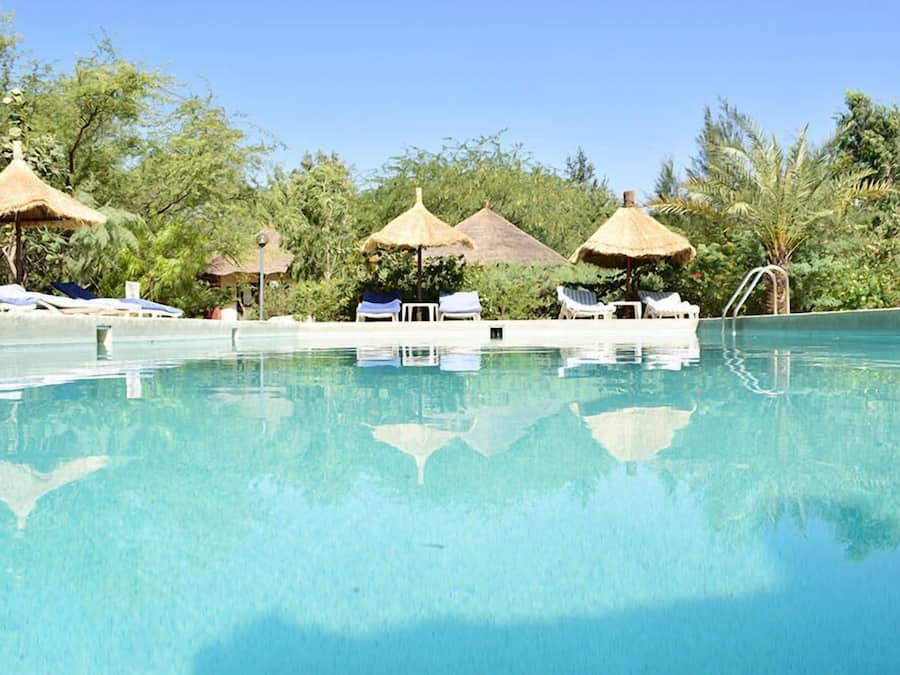 Piscine extérieure, parasols de plage, chaises longues