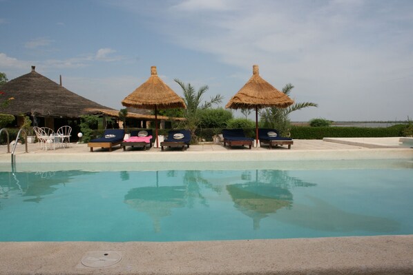 Outdoor pool, pool umbrellas, sun loungers - Les Cordons Bleus (Fatick)