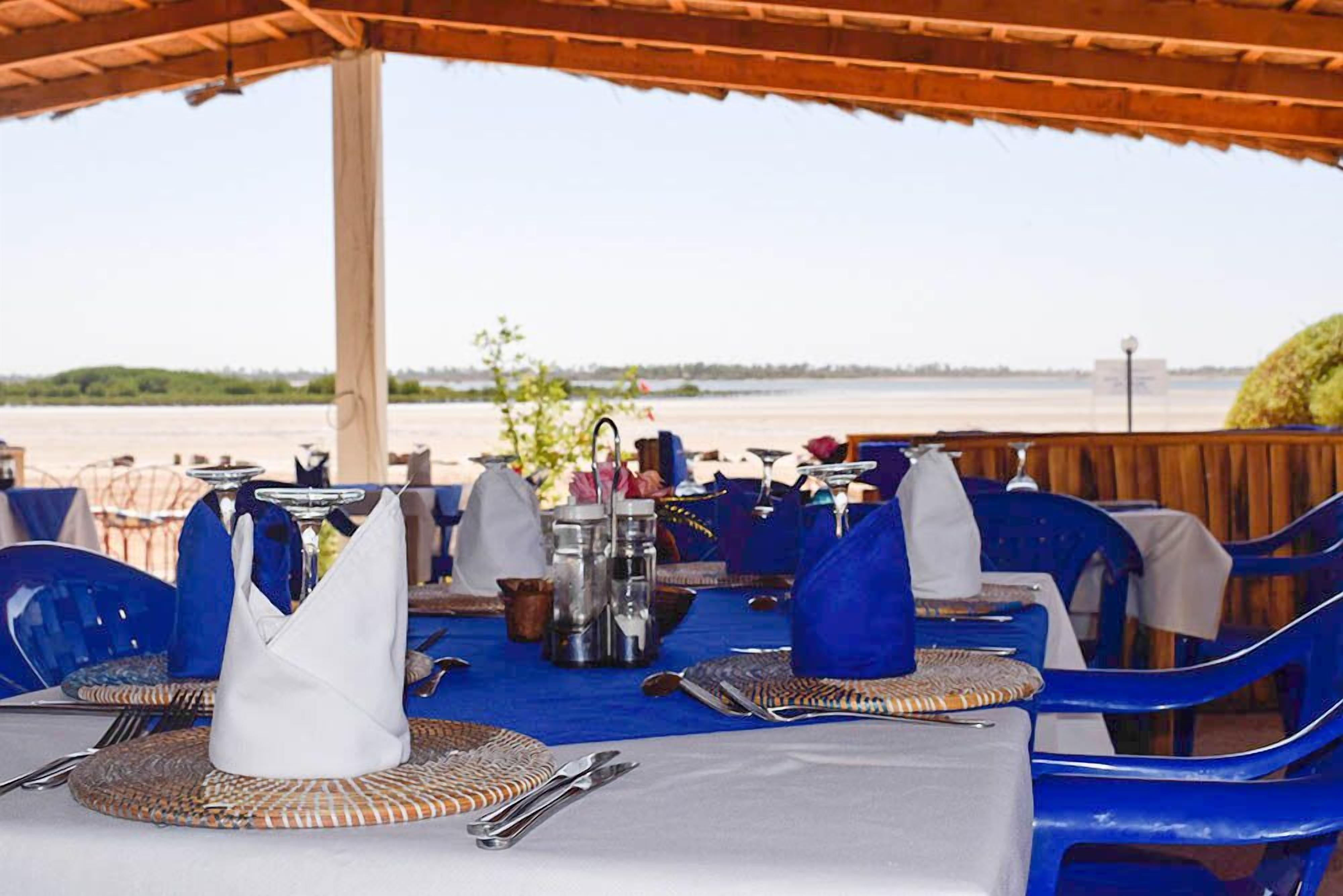 Cocina internacional, restaurante con mesas al aire libre 