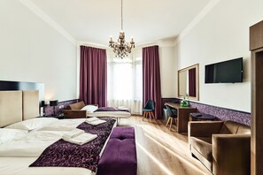 Quarto triplo standard | Cofres nos quartos, individualmente mobiliados, escrivaninha