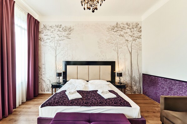 Chambre Confort double | Coffre-fort, ameublement unique, bureau, rideaux d’obscurcissement