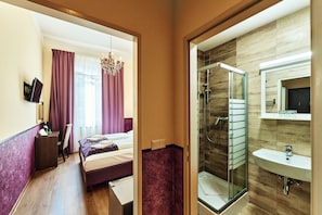 Quarto casal standard | Cofres nos quartos, individualmente mobiliados, escrivaninha