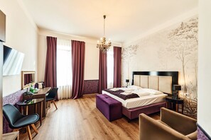 Comfort tweepersoonskamer | Een kluis op de kamer, individueel gemeubileerd, een bureau