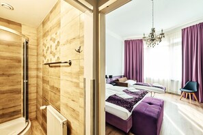 Habitación triple estándar | Baño | Amenidades de baño gratuitas, secadora de cabello, toallas 