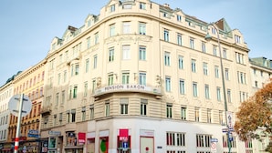 Um edifício de vários andares com a placa 