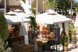 Ofereix vistes al jardí i s'hi serveixen esmorzars i sopars