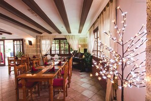 Ofereix vistes al jardí i s'hi serveixen esmorzars i sopars