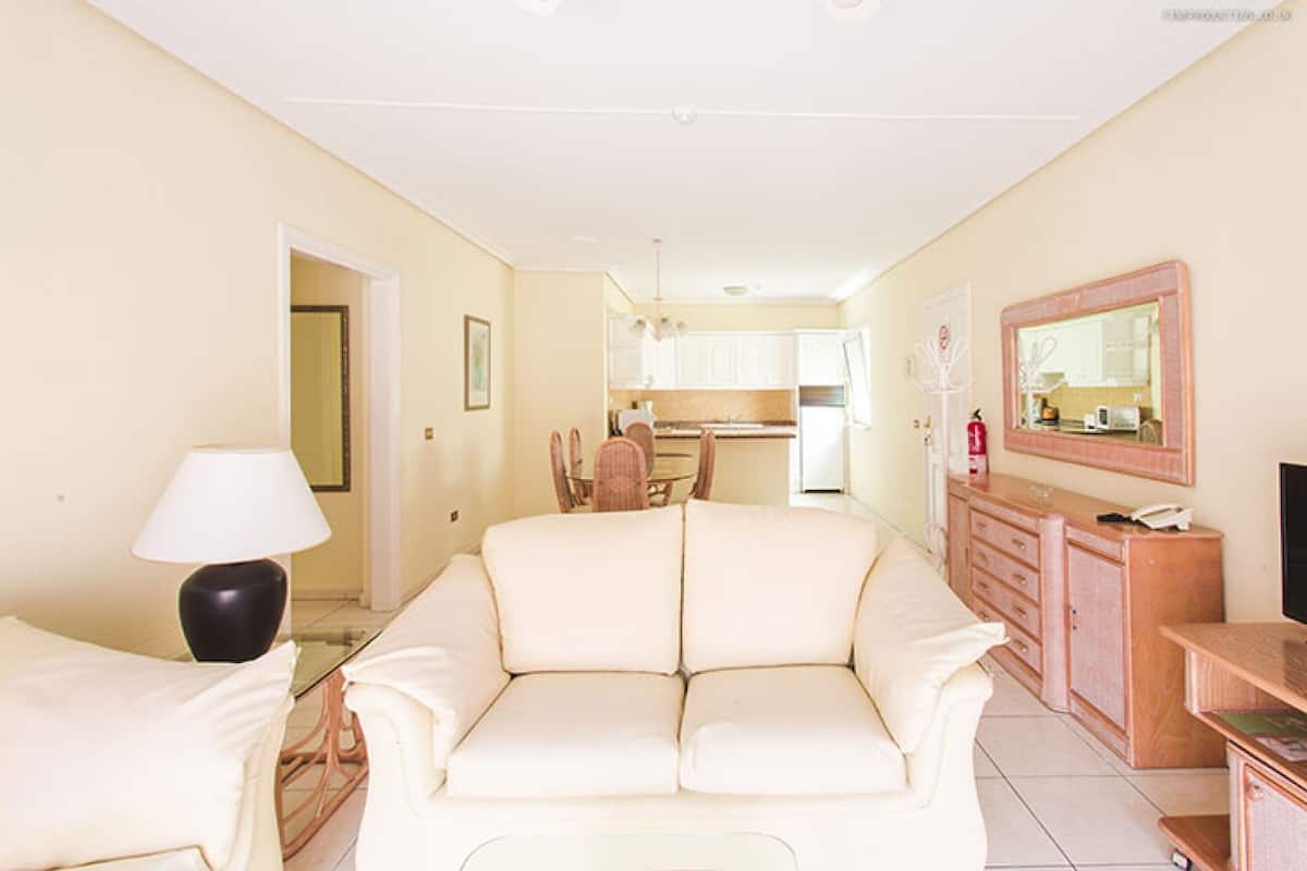 Appartement, 2 slaapkamers | Woonruimte | Een 26-inch televisie met satellietzenders