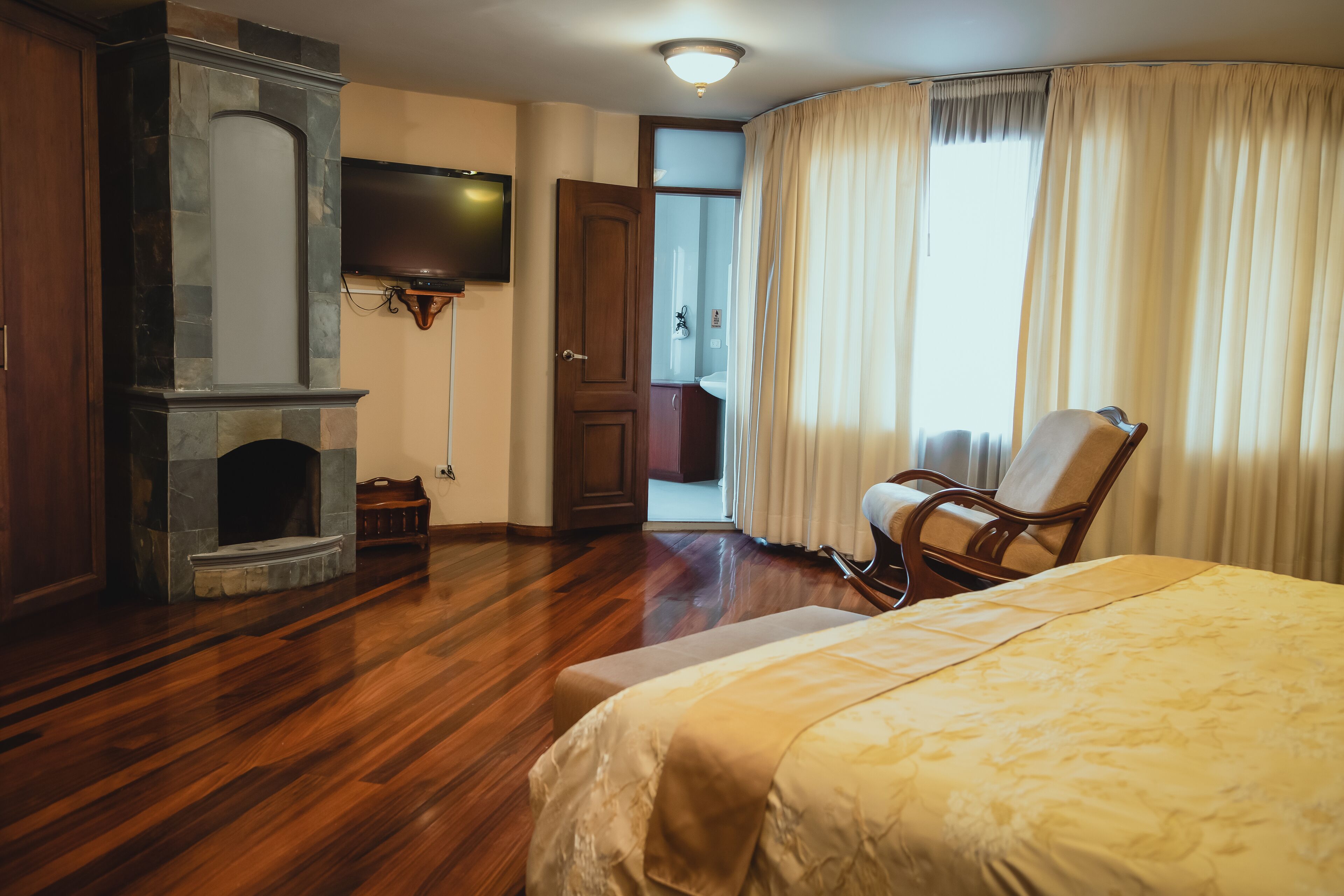 In-room safe, desk, free WiFi