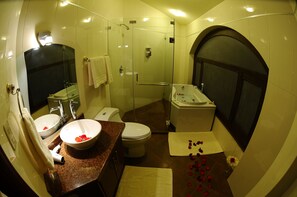 Bathtub, jetted bath, hair dryer, towels - Hotel Spa Casa Real (Riobamba)