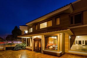 Front of property - evening/night - Hotel Spa Casa Real (Riobamba)