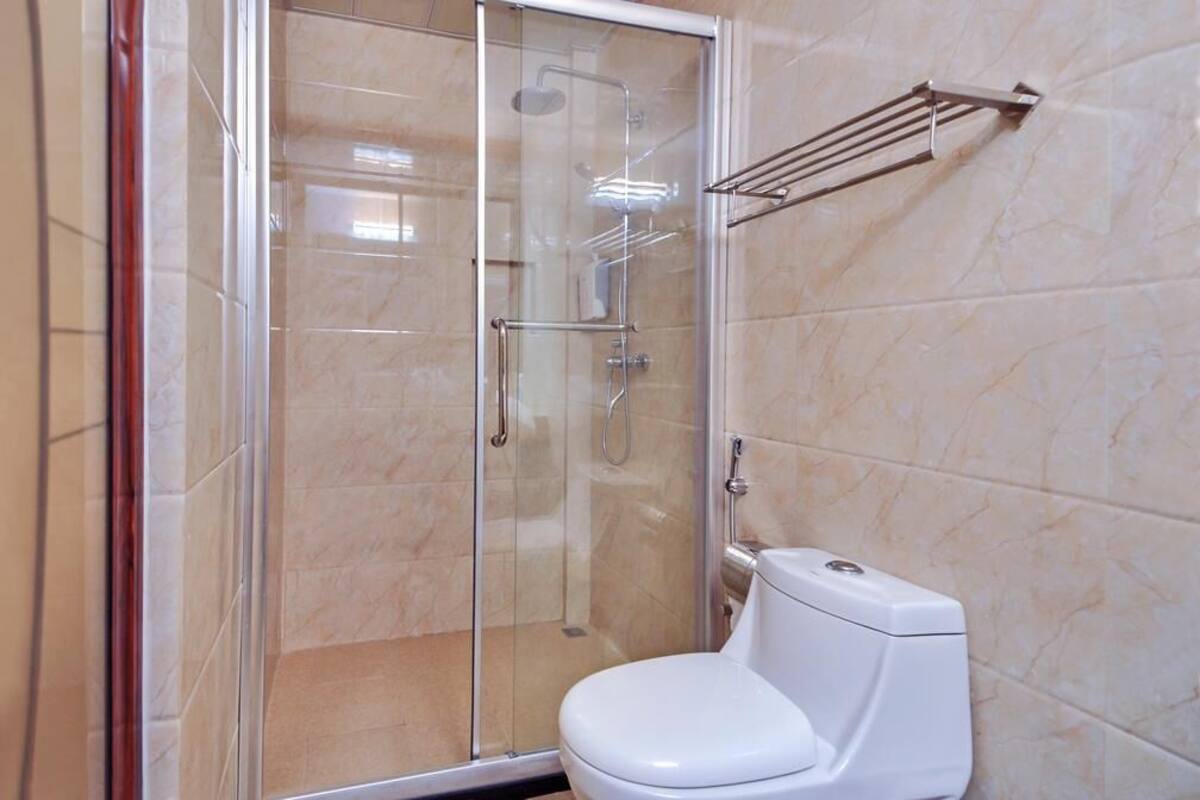 Shower, free toiletries, towels