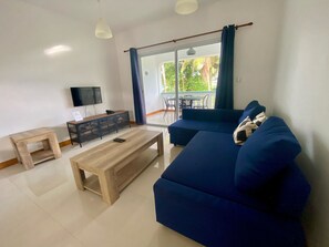Leilighet – deluxe, 1 queensize-seng med sovesofa | Oppholdsrom | En 25-tommers Flatskjerm-TV med kabel-kanaler samt TV