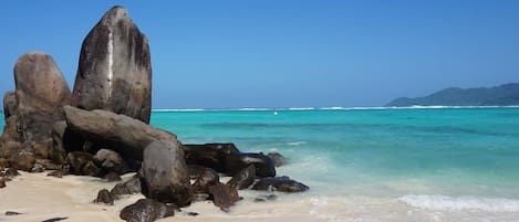 Nära stranden, vit sandstrand och strandhanddukar