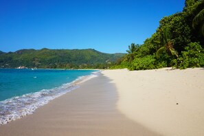 In Strandnähe, weißer Sandstrand, Strandtücher