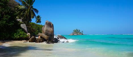 Plage à proximité, sable blanc, serviettes de plage