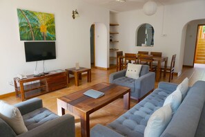 Apartment, 2 Schlafzimmer | Wohnbereich | 25-Zoll-Flachbildfernseher mit Kabelempfang, Fernseher