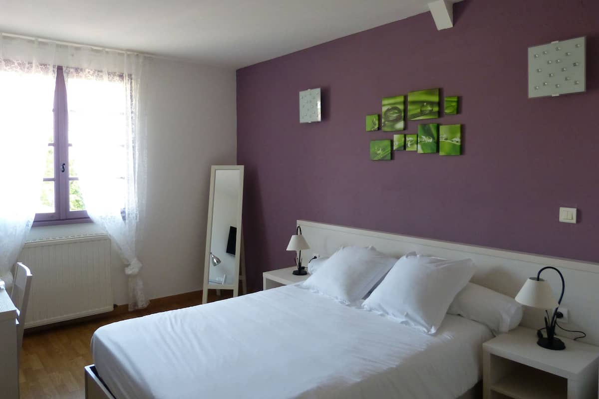 Standaard tweepersoonskamer | Een bureau, babybedden, gratis wifi, beddengoed