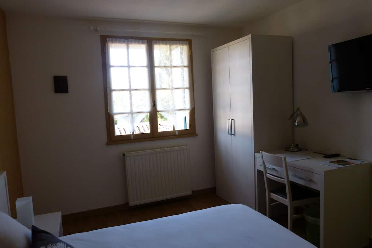 Een bureau, babybedden, gratis wifi, beddengoed