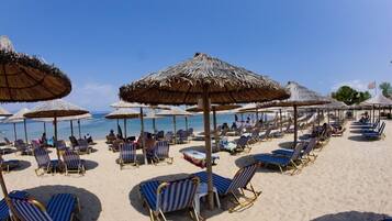 Playa en los alrededores, camastros y sombrillas