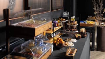 Un buffet proposant une variété de plats et d’accompagnements.