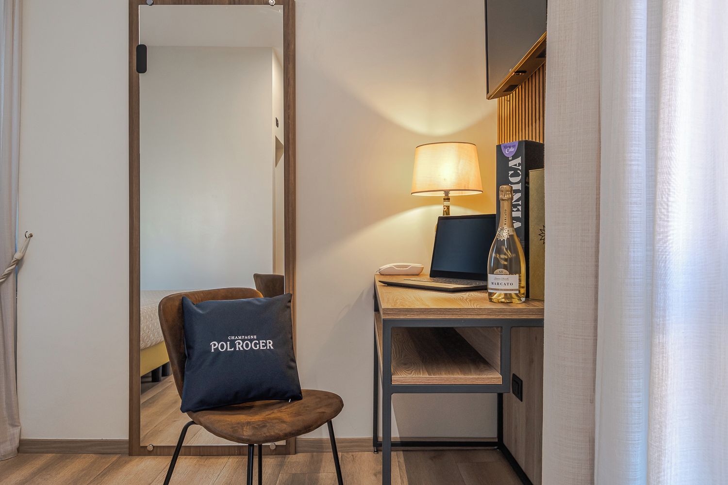 Habitación con 2 camas individuales | Minibar, caja de seguridad en la habitación y escritorio 