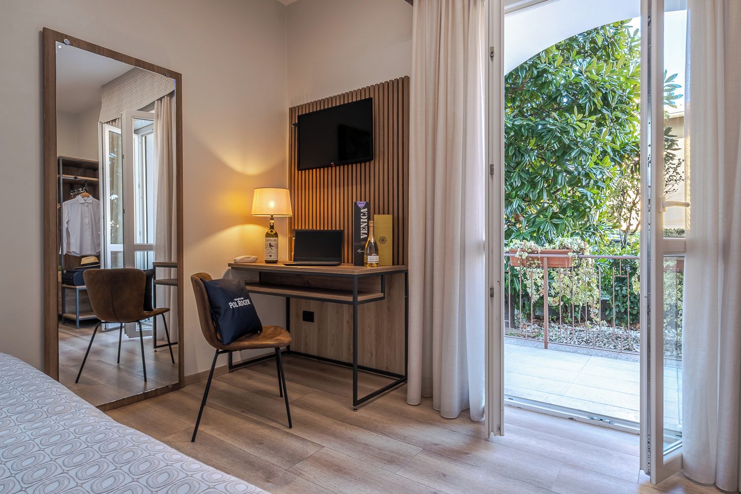 Habitación triple | Minibar, caja de seguridad en la habitación y escritorio 