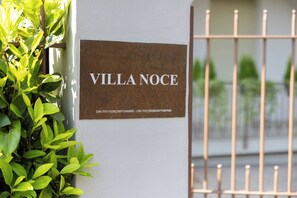 A sign with the name 'VILLA NOCE' and two identification codes. - Villa Noce - Guest House (Brescia)
