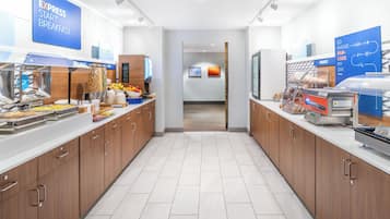 Een moderne ontbijtruimte met bedieningsstations, een bakkerij en een goed zicht op de gang.