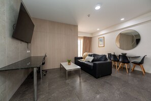 50-inch LCD TV with cable channels, TV, DVD player - Boulevard on Beaumont (Hamilton)