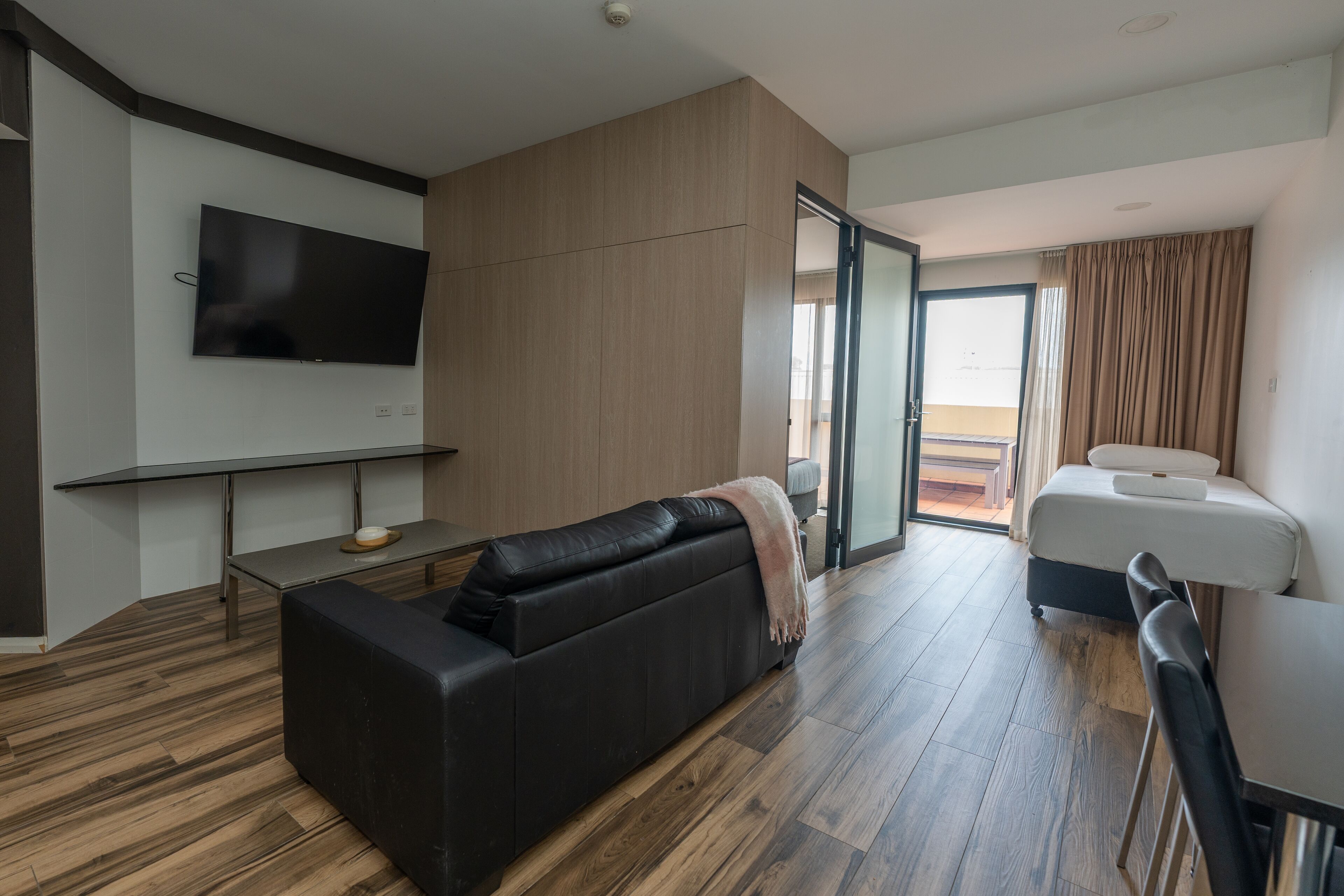 Televisi LCD 50-inci dengan saluran TV kabel, TV, dan pemutar DVD