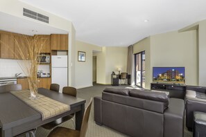 Apartment, 2 Schlafzimmer | Wohnbereich | 50-Zoll-LCD-Fernseher mit Kabelempfang, Fernseher, DVD-Player