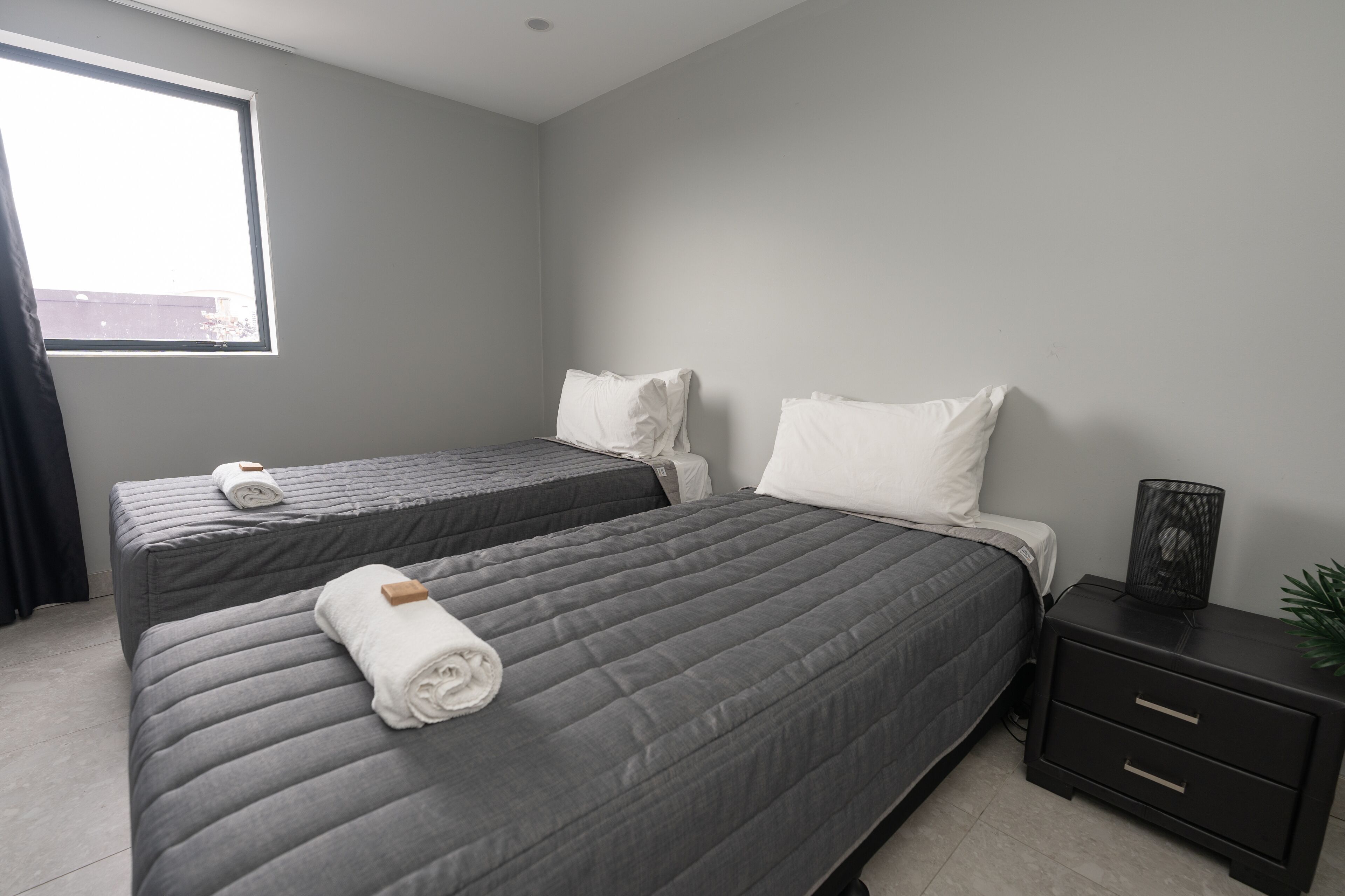 Tabla de planchar con plancha, wifi gratis, ropa de cama y despertador 