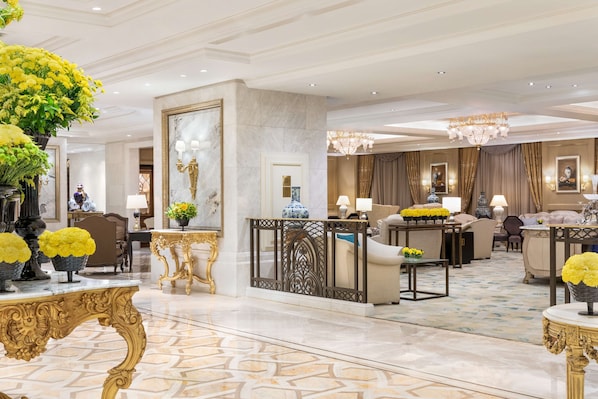 A spacious lobby with marble flooring, elegant furniture, and decorative elements like vases and chandeliers. - Shangri-La Bosphorus, Istanbul (Istanbul)