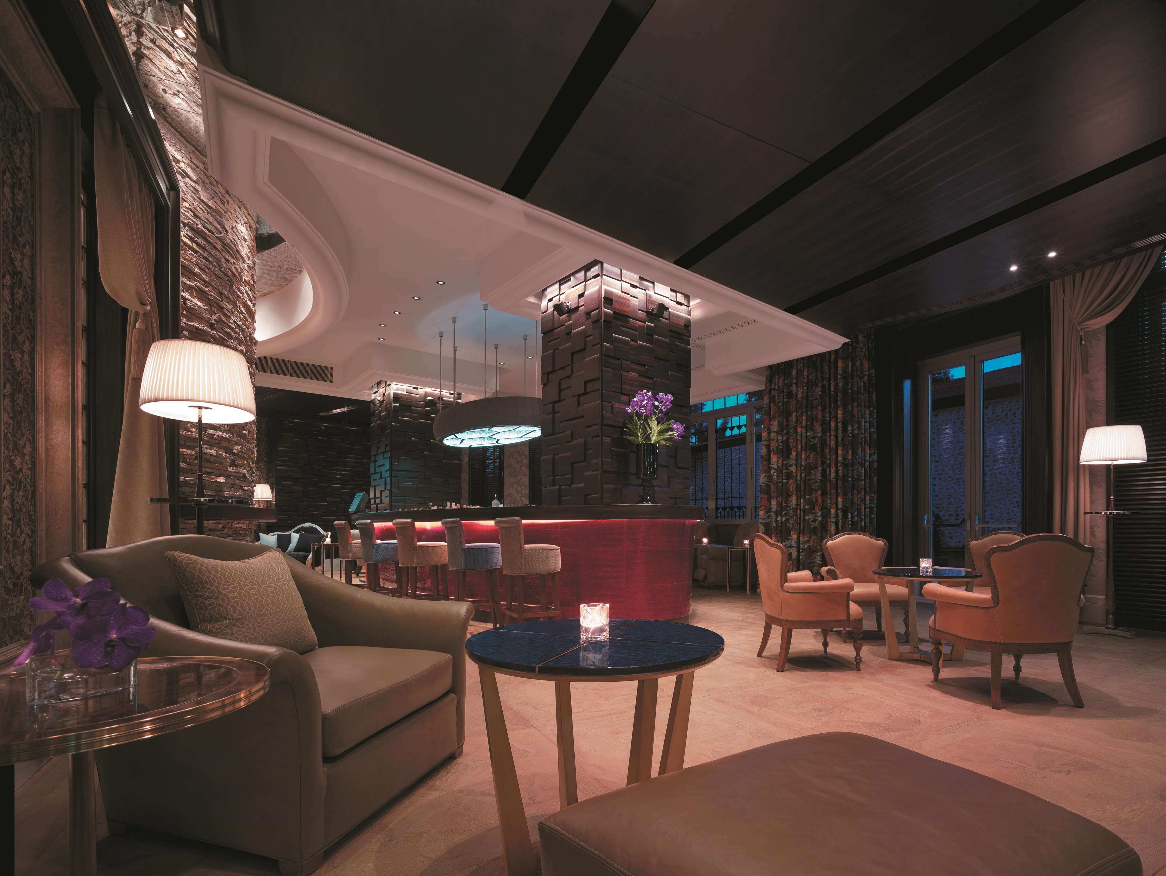 Eine moderne Lobby mit Empfangsschalter, Sitzgelegenheiten und dekorativer Beleuchtung.