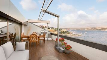 Suite (Shangri-La) | 1 bedroom, minibar, in-room safe, individually furnished