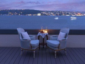 Minibar, in-room safe, individually furnished, desk - Shangri-La Bosphorus, Istanbul (Istanbul)