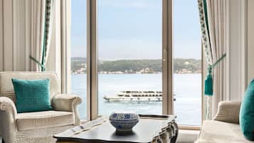 Premier-herbergi - 1 stórt tvíbreitt rúm (Bosphorus View) | 1 svefnherbergi, míníbar, öryggishólf í herbergi, sérvalin húsgögn