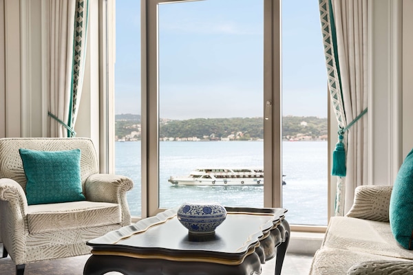 Premier kamer, 1 kingsize bed (Bosphorus View) | Een minibar, een kluis op de kamer, individueel gemeubileerd, een bureau