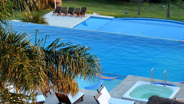 A swimming pool with lounge chairs and a hot tub. - Sol Victoria Hotel, Spa & Casino (Victoria)